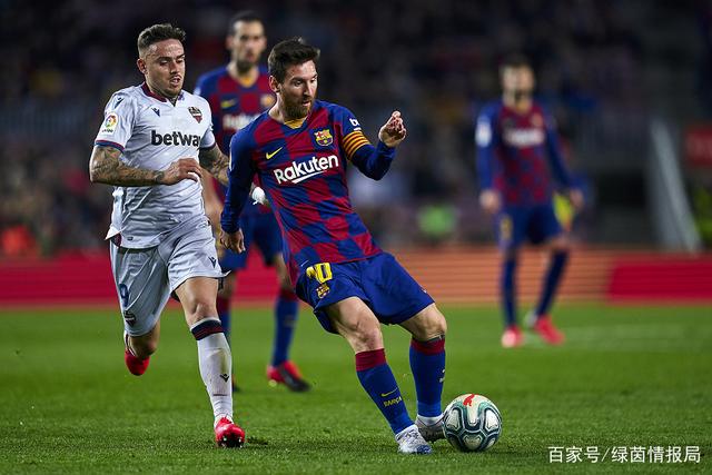 阿斯：莱万在巴萨陷入困境